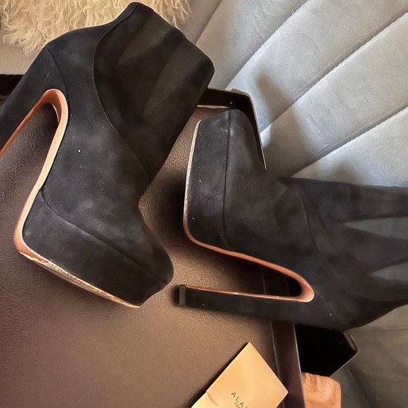 Black Alaia Suede Booties - Picture 4 of 6